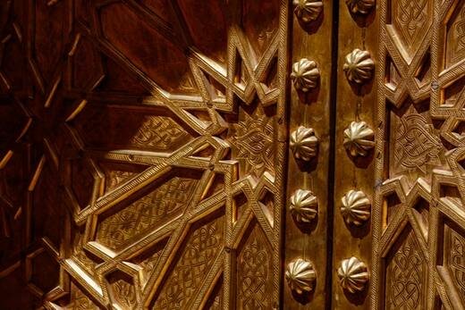 Brass engraved door to Fes palace by Nicolai Plenk from Unsplash